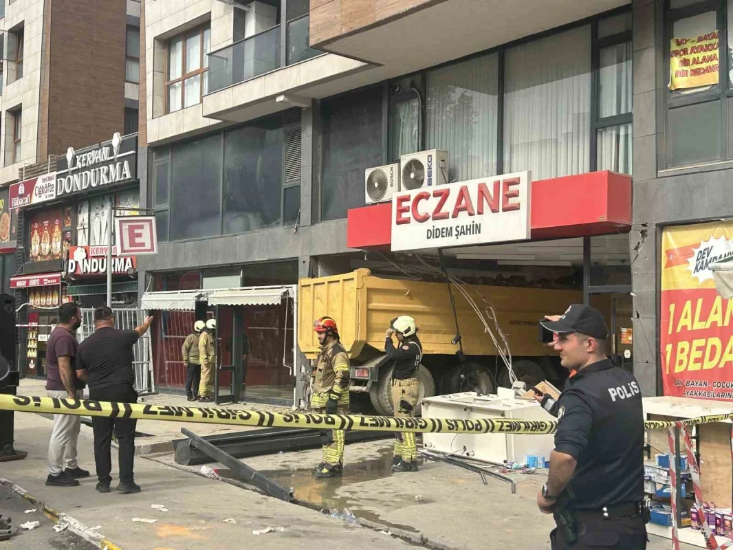 Pendik'te hafriyat kamyonu eczaneye daldı, 6 yaralı