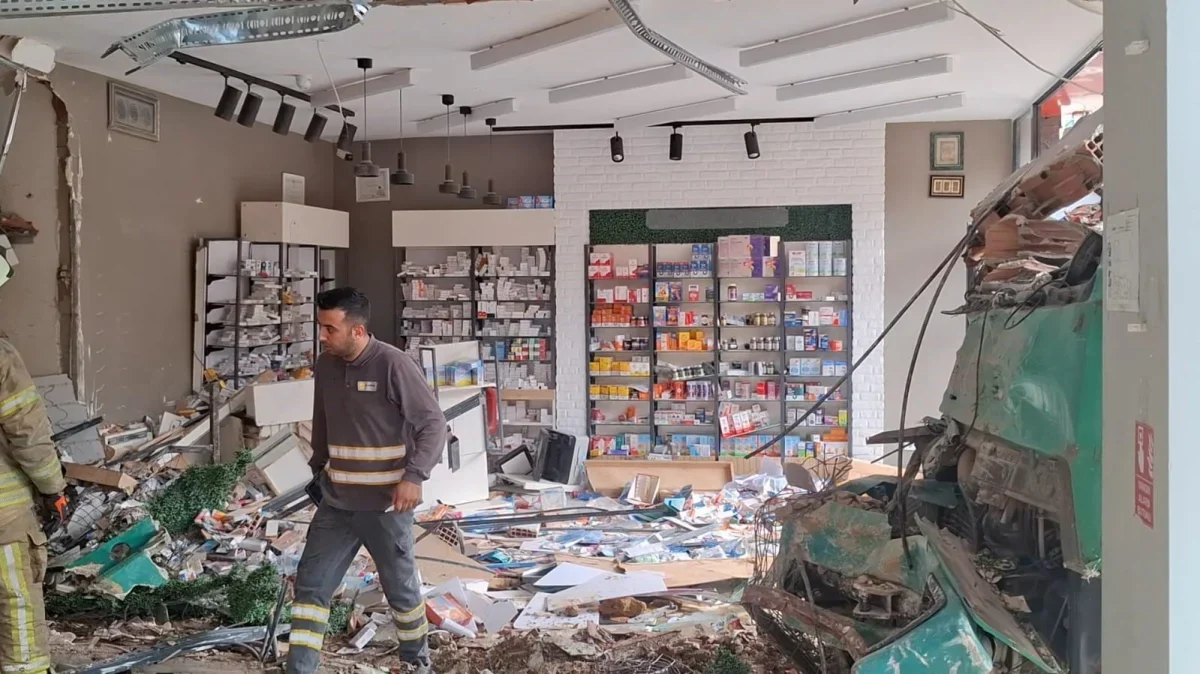 Pendik'te hafriyat kamyonu eczaneye daldı, 6 yaralı