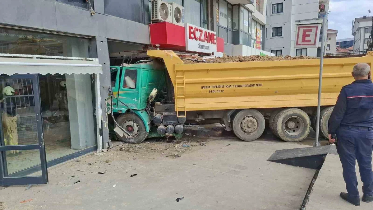 Pendik'te hafriyat kamyonu eczaneye daldı, 6 yaralı