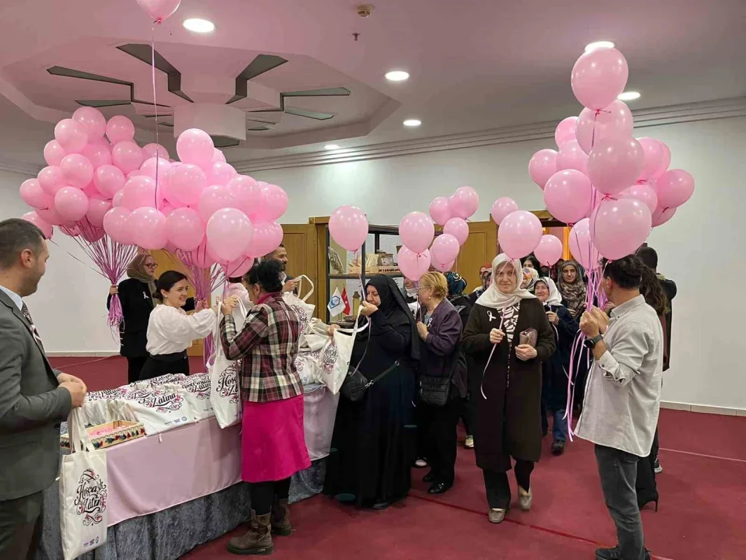 Bursa'da meme kanseri farkındalığı için yüzlerce balon uçtu
