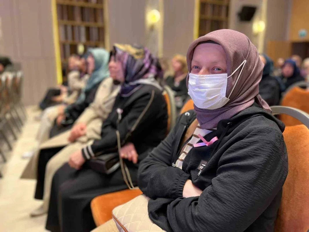Bursa'da meme kanseri farkındalığı için yüzlerce balon uçtu