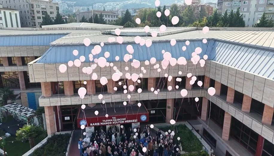 Bursa'da meme kanseri farkındalığı için yüzlerce balon uçtu