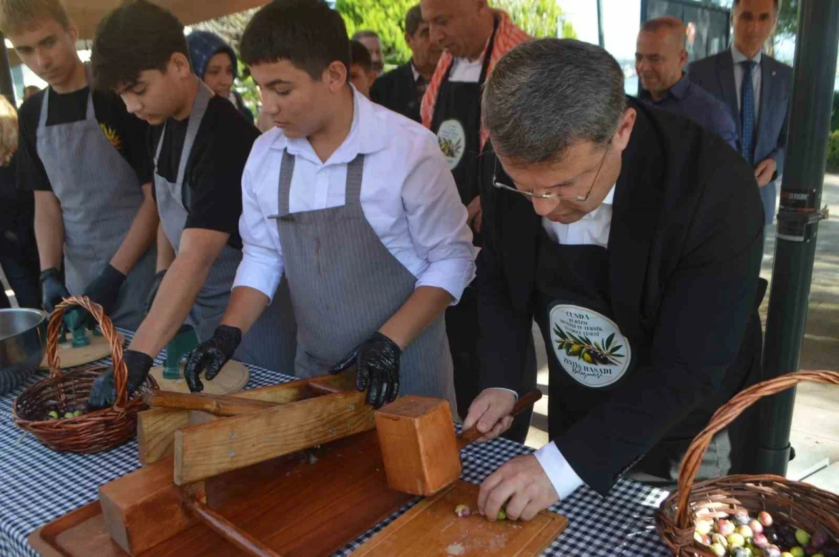 Ayvalık Zeytin Hasat Festivali'nde geleneksel üretim