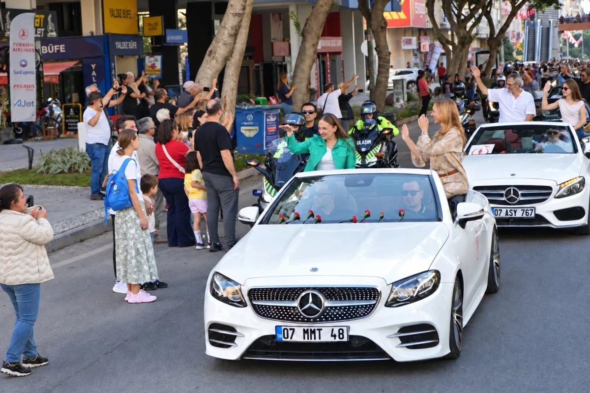 Antalya Altın Portakal kortejine yoğun ilgi gösterildi