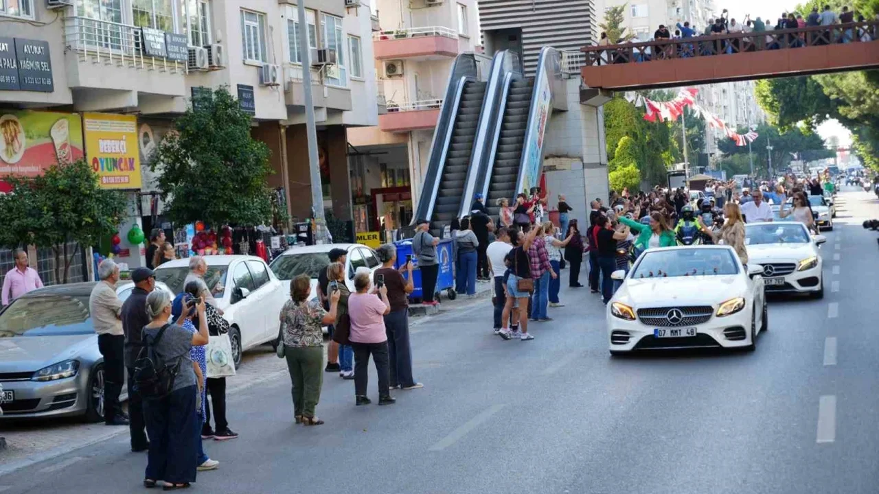 Antalya Altın Portakal kortejine yoğun ilgi gösterildi