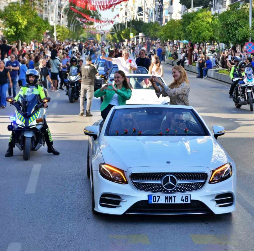 Antalya Altın Portakal kortejine yoğun ilgi gösterildi