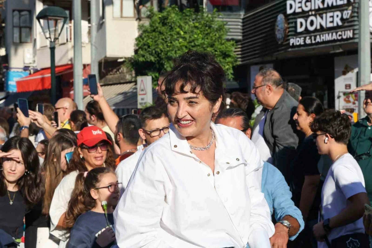 Antalya Altın Portakal kortejinde sanatçılara yoğun ilgi