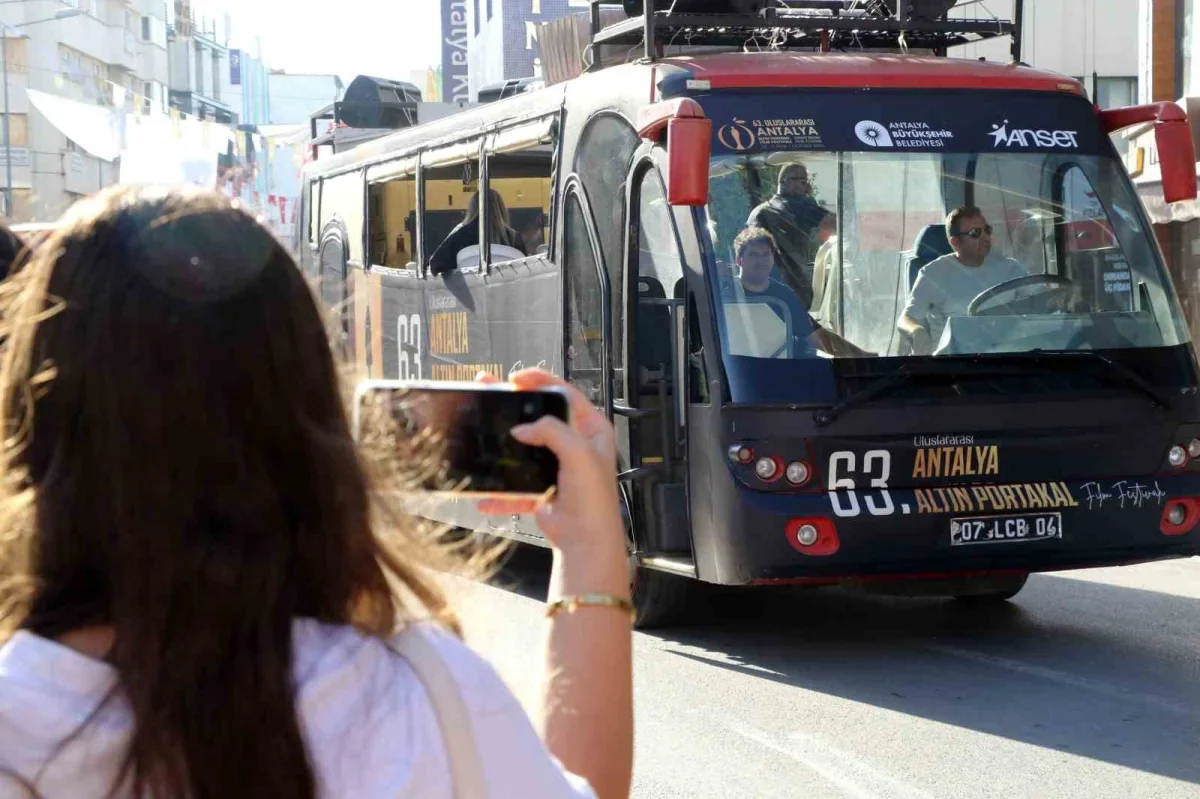 Antalya Altın Portakal kortejinde sanatçılara yoğun ilgi