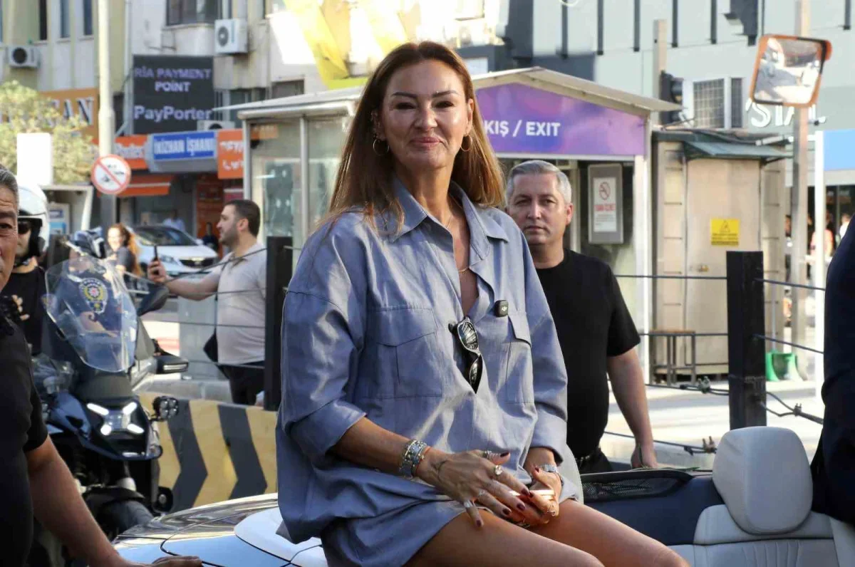 Antalya Altın Portakal kortejinde sanatçılara yoğun ilgi