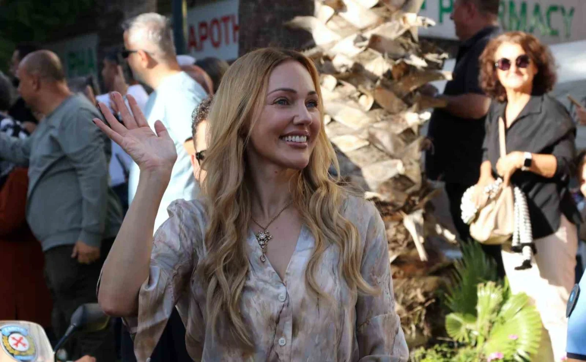 Antalya Altın Portakal kortejinde sanatçılara yoğun ilgi