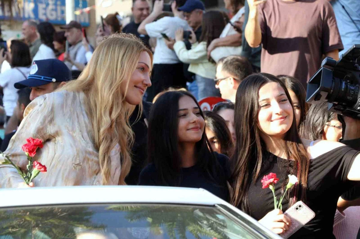 Antalya Altın Portakal kortejinde sanatçılara yoğun ilgi