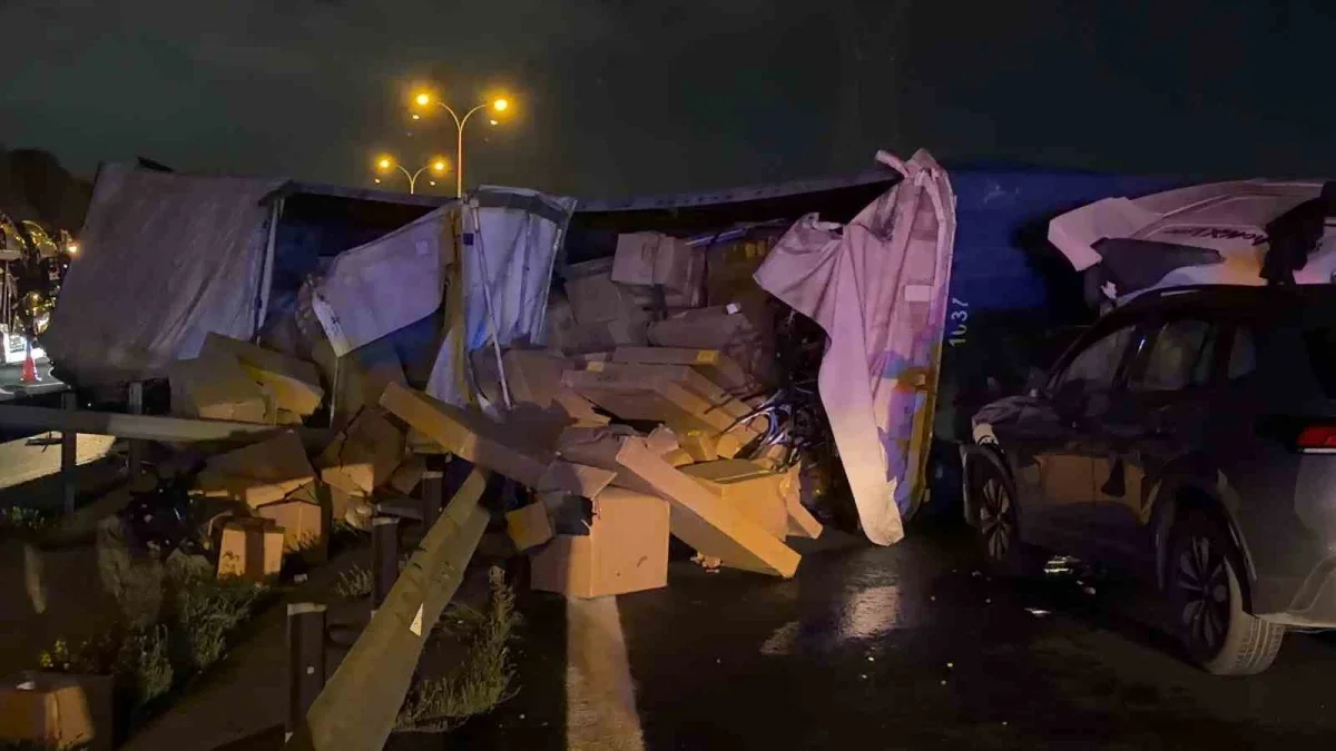 Dilovası TEM'de tır sürücüsü öldü, 2 kişi yaralandı
