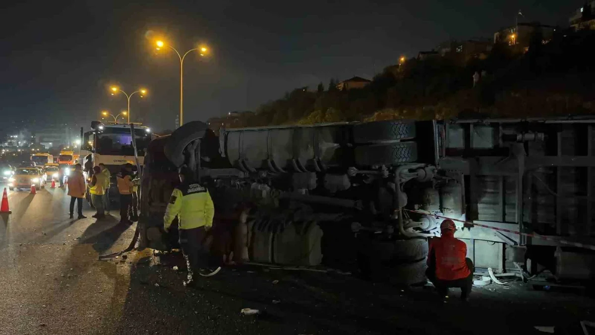Dilovası TEM'de tır sürücüsü öldü, 2 kişi yaralandı