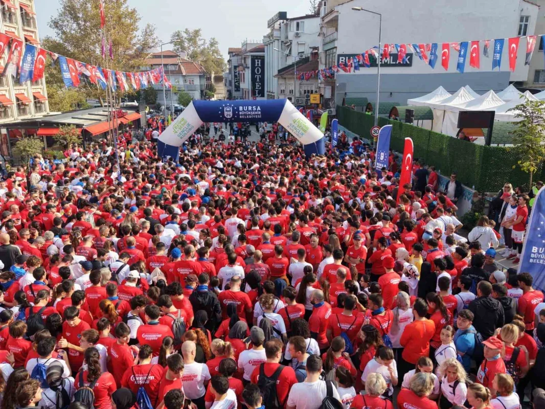 Bursa Cumhuriyet Koşusu'nda 4 bin kişi 5 kilometre koştu