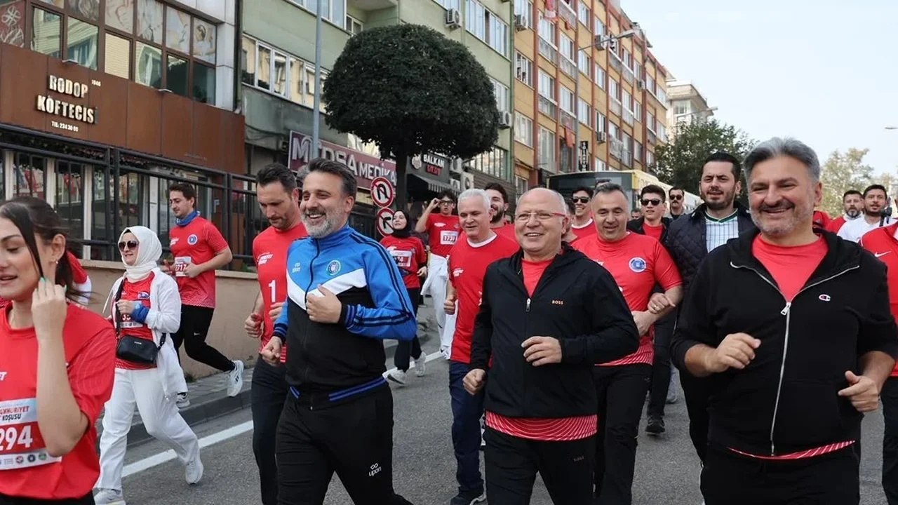 Bursa Cumhuriyet Koşusu'nda 4 bin kişi 5 kilometre koştu