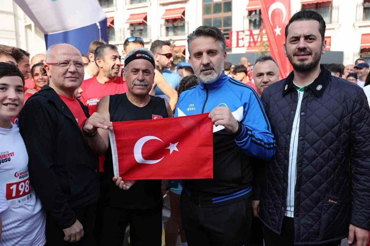 Bursa Cumhuriyet Koşusu'nda 4 bin kişi 5 kilometre koştu