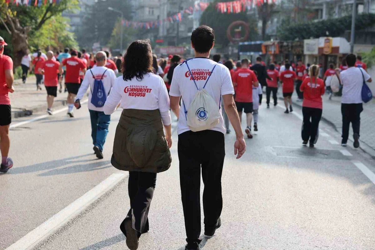 Bursa Cumhuriyet Koşusu'nda 4 bin kişi 5 kilometre koştu