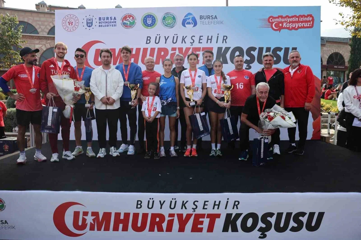 Bursa Cumhuriyet Koşusu'nda 4 bin kişi 5 kilometre koştu