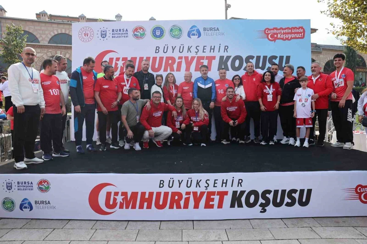 Bursa Cumhuriyet Koşusu'nda 4 bin kişi 5 kilometre koştu