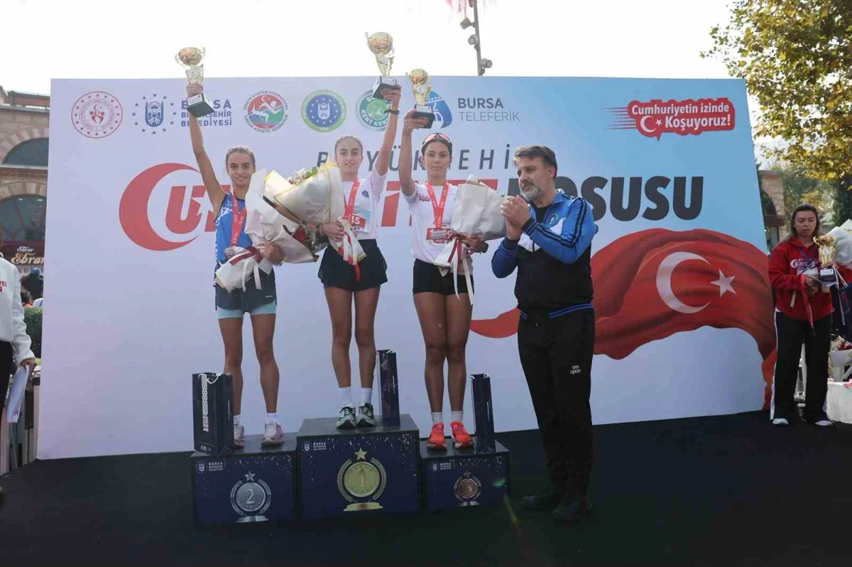 Bursa Cumhuriyet Koşusu'nda 4 bin kişi 5 kilometre koştu