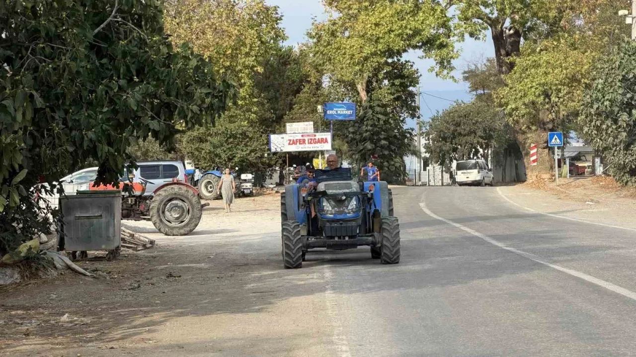 71 yaşındaki Muhuttin Koldaş çocukları antrenmana taşıyor