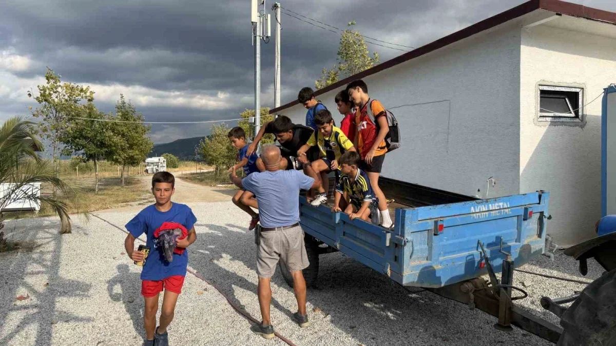 71 yaşındaki Muhuttin Koldaş çocukları antrenmana taşıyor