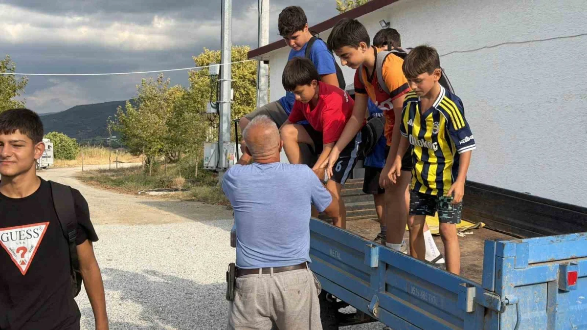 71 yaşındaki Muhuttin Koldaş çocukları antrenmana taşıyor
