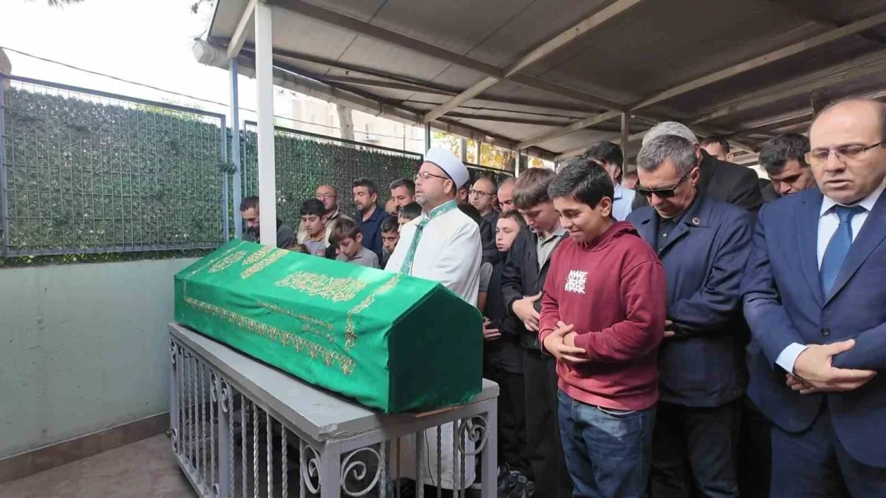 Maltepe'deki yangında ölen 12 yaşındaki çocuk uğurlandı
