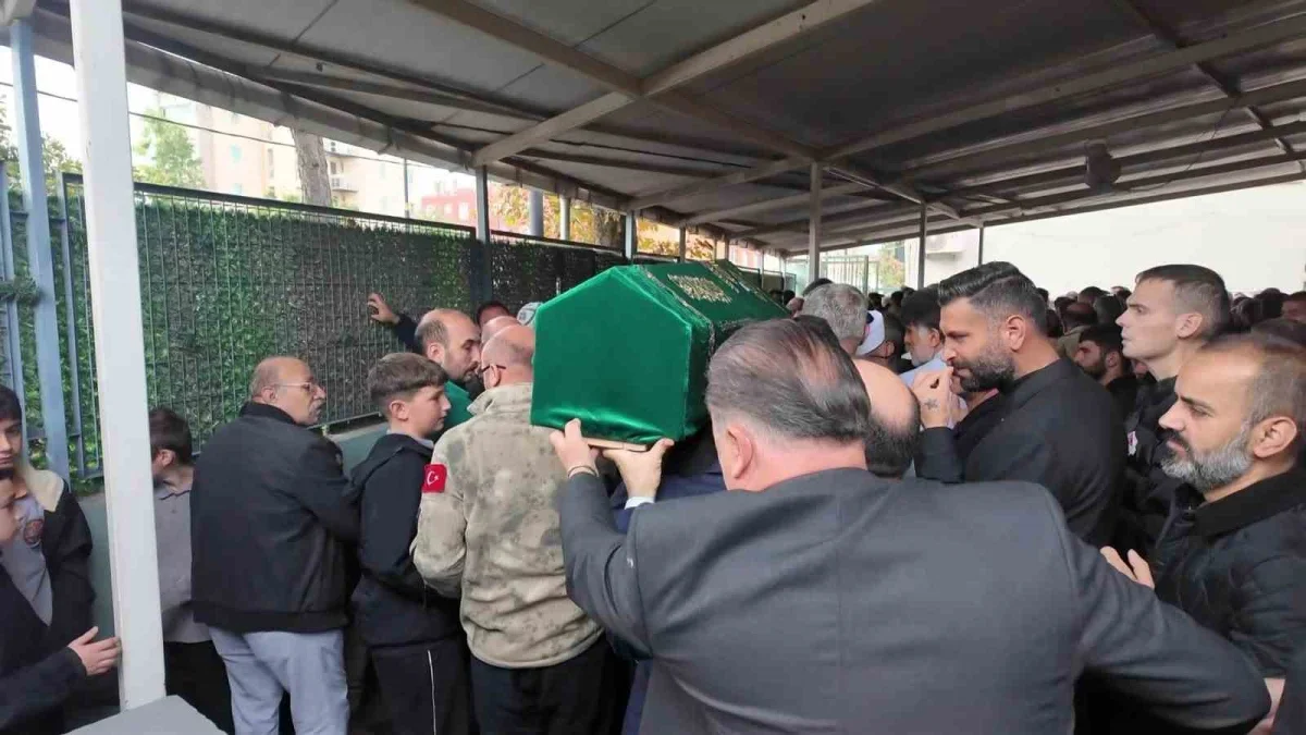 Maltepe'deki yangında ölen 12 yaşındaki çocuk uğurlandı