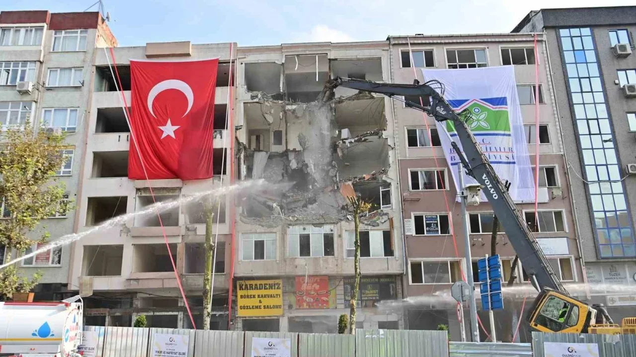 Bahçelievler'de kentsel dönüşümde 6 bininci bina yıkıldı