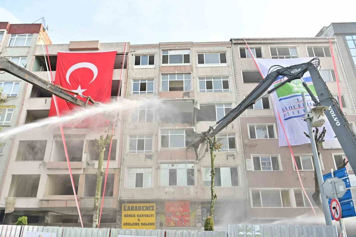 Bahçelievler'de kentsel dönüşümde 6 bininci bina yıkıldı
