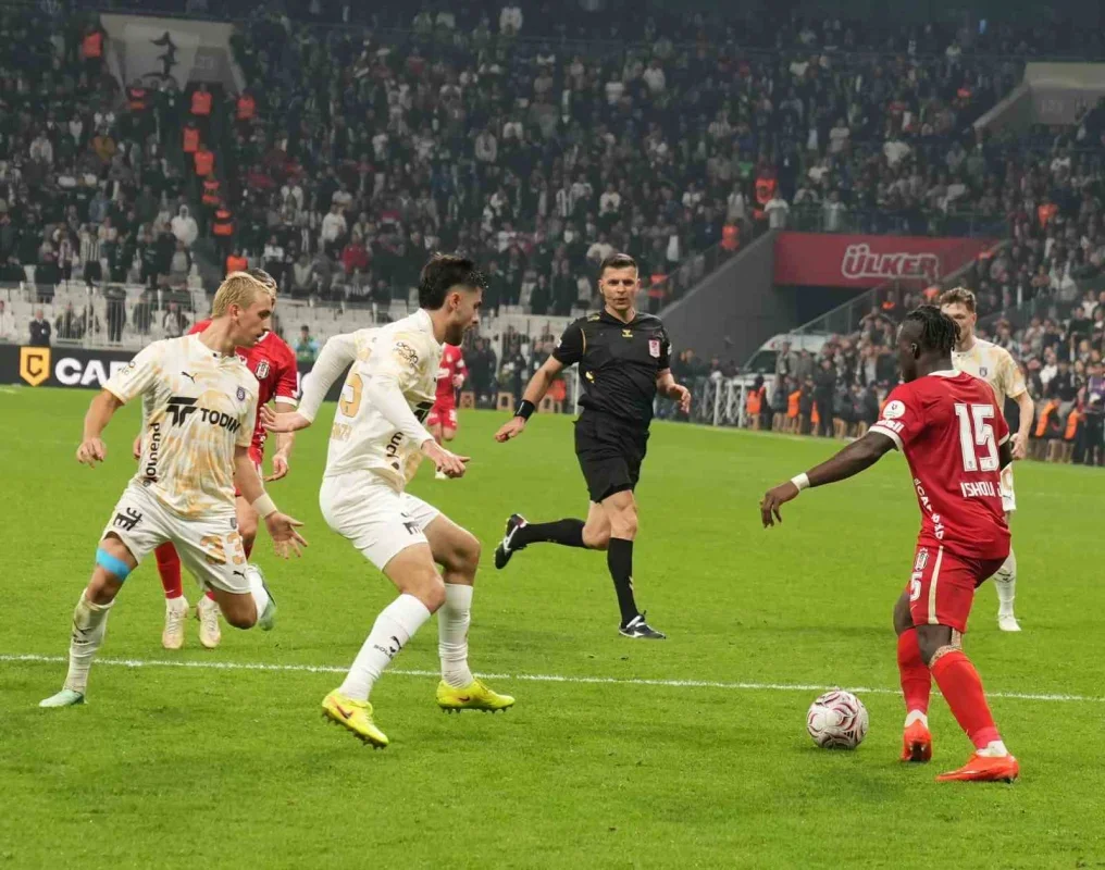 Beşiktaş, Başakşehir'i 2-0 yenerek sahadan galip ayrıldı