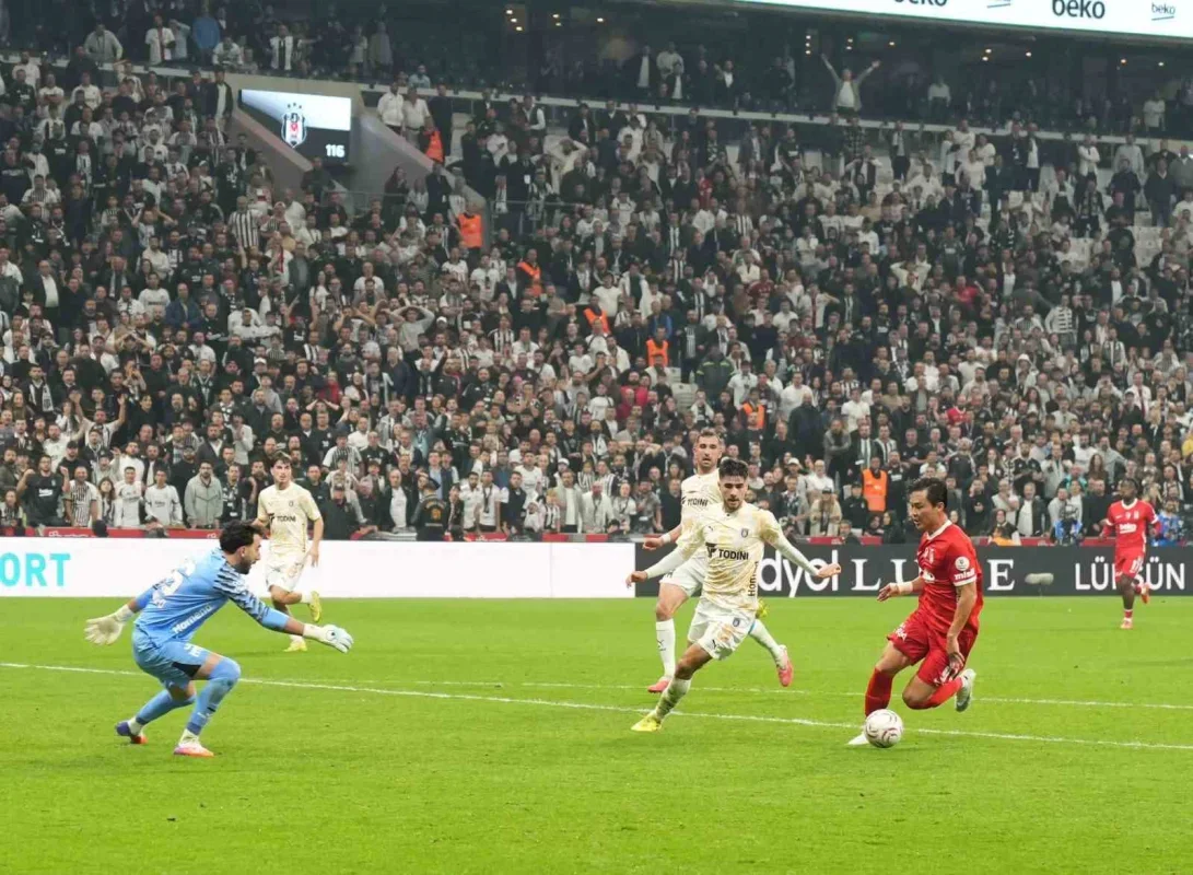 Beşiktaş, Başakşehir'i 2-0 yenerek sahadan galip ayrıldı