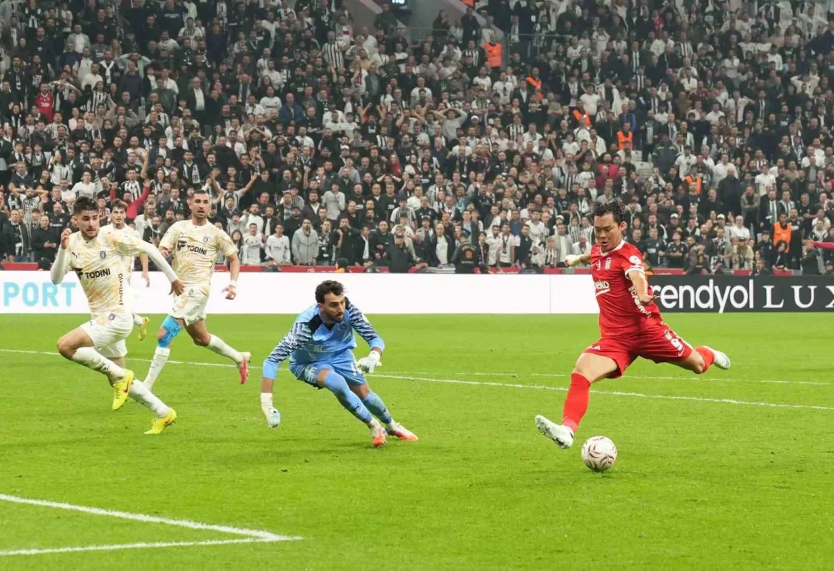 Beşiktaş, Başakşehir'i 2-0 yenerek sahadan galip ayrıldı