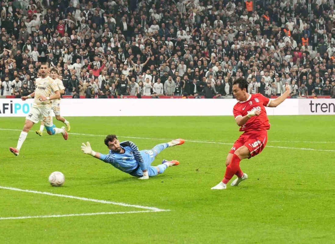 Beşiktaş, Başakşehir'i 2-0 yenerek sahadan galip ayrıldı