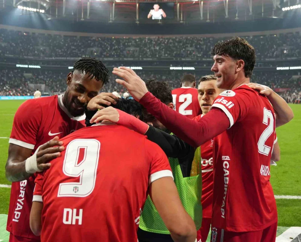 Beşiktaş, Başakşehir'i 2-0 yenerek sahadan galip ayrıldı