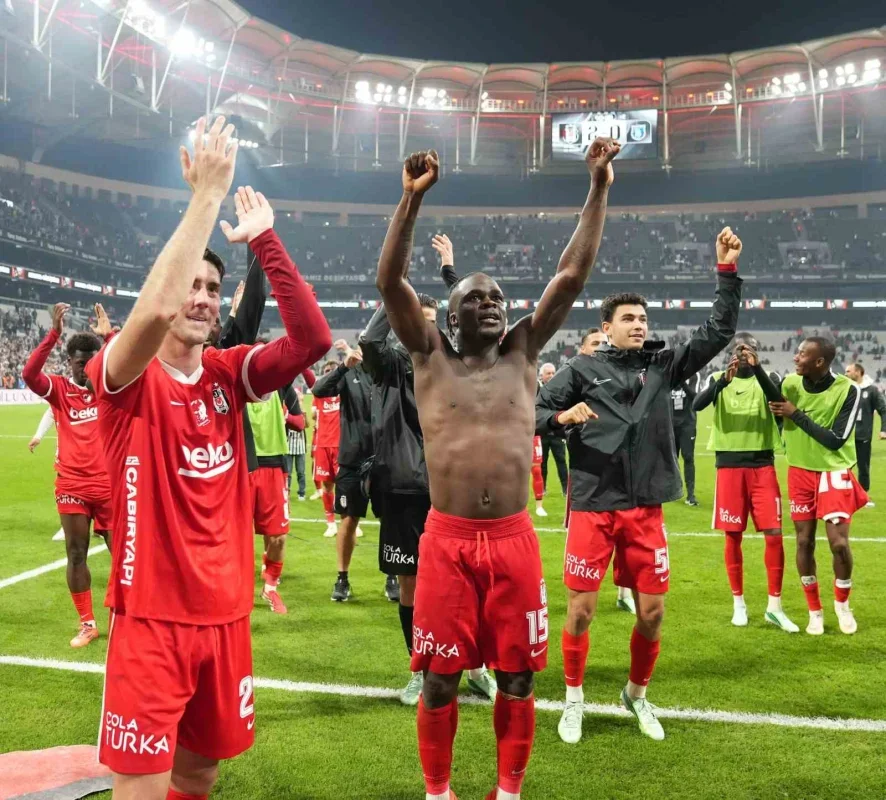 Beşiktaş, Başakşehir'i 2-0 yenerek sahadan galip ayrıldı