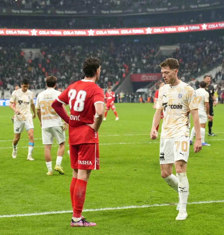 Beşiktaş, Başakşehir'i 2-0 yenerek sahadan galip ayrıldı