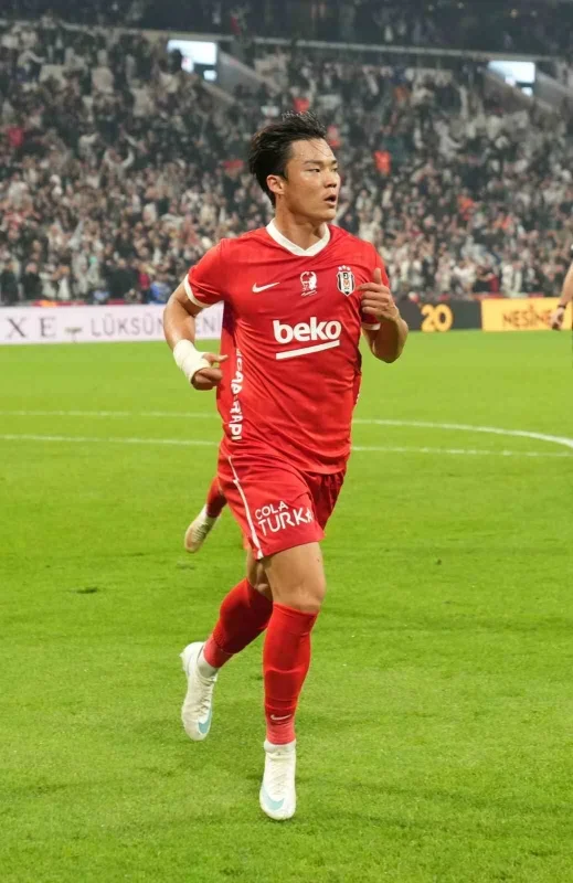 Beşiktaş, Başakşehir'i 2-0 yenerek sahadan galip ayrıldı