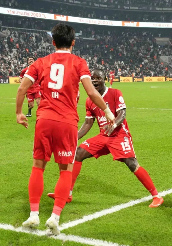 Beşiktaş, Başakşehir'i 2-0 yenerek sahadan galip ayrıldı
