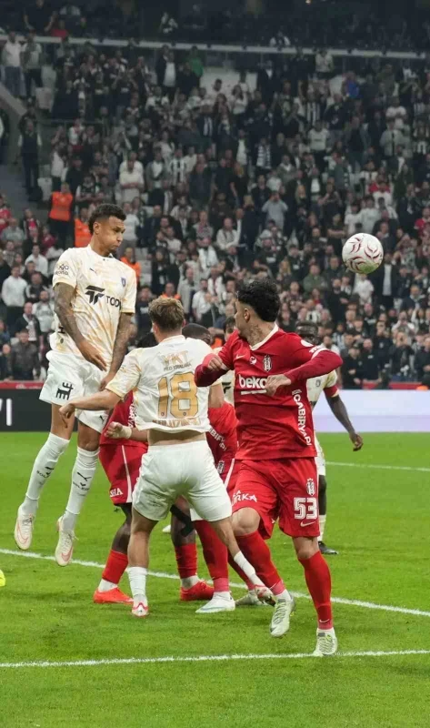 Beşiktaş, Başakşehir'i 2-0 yenerek sahadan galip ayrıldı