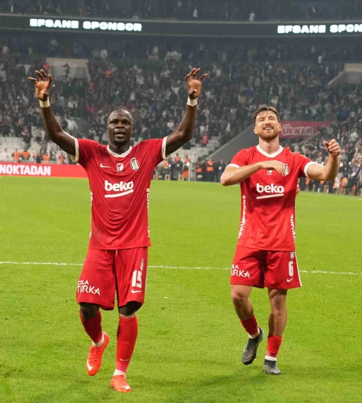 Beşiktaş, Başakşehir'i 2-0 yenerek sahadan galip ayrıldı