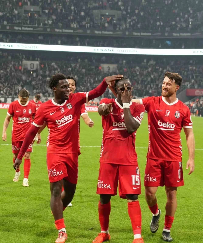 Beşiktaş, Başakşehir'i 2-0 yenerek sahadan galip ayrıldı