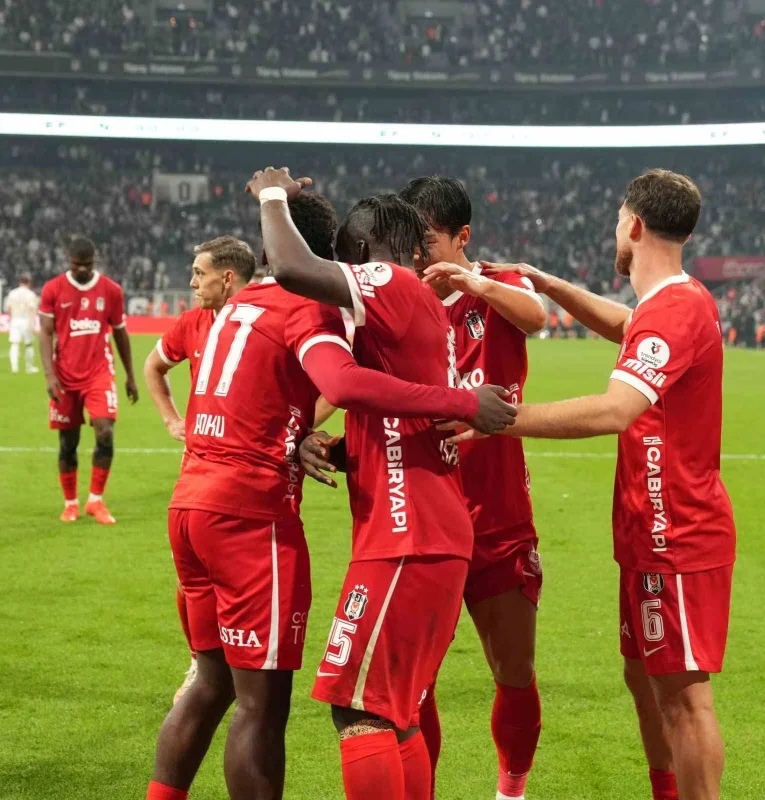 Beşiktaş, Başakşehir'i 2-0 yenerek sahadan galip ayrıldı