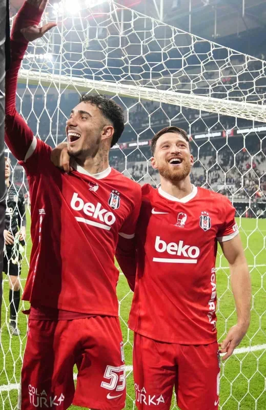 Beşiktaş, Başakşehir'i 2-0 yenerek sahadan galip ayrıldı