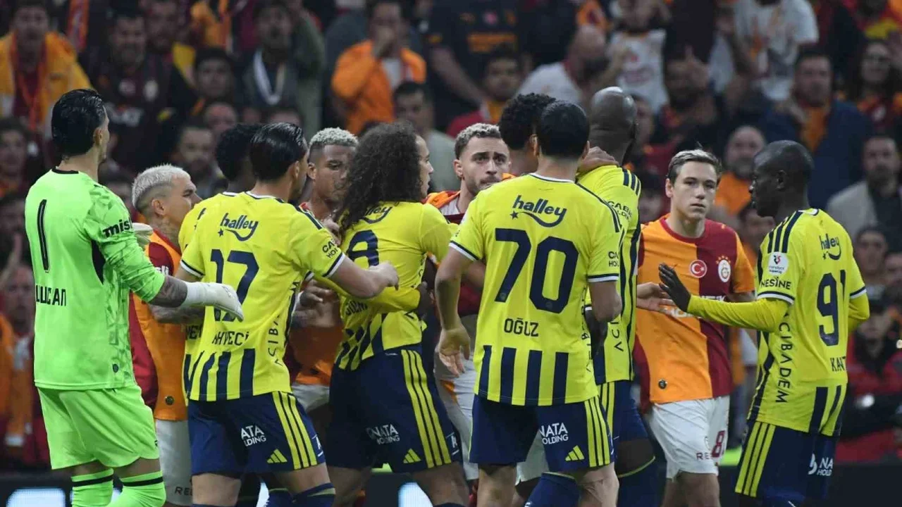 Galatasaray-Fenerbahçe derbisinde ilk yarı 2-0 bitti