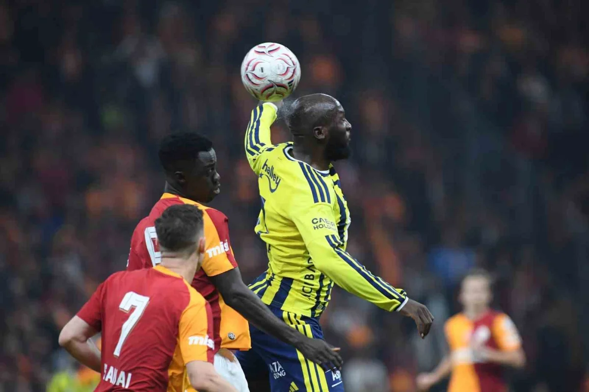 Galatasaray-Fenerbahçe derbisinde ilk yarı 2-0 bitti