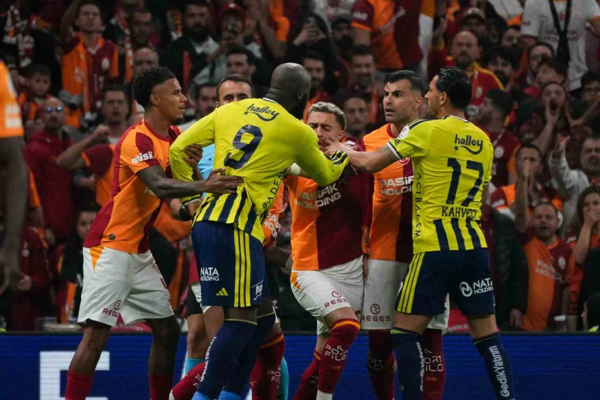 Galatasaray-Fenerbahçe derbisinde ilk yarı 2-0 bitti