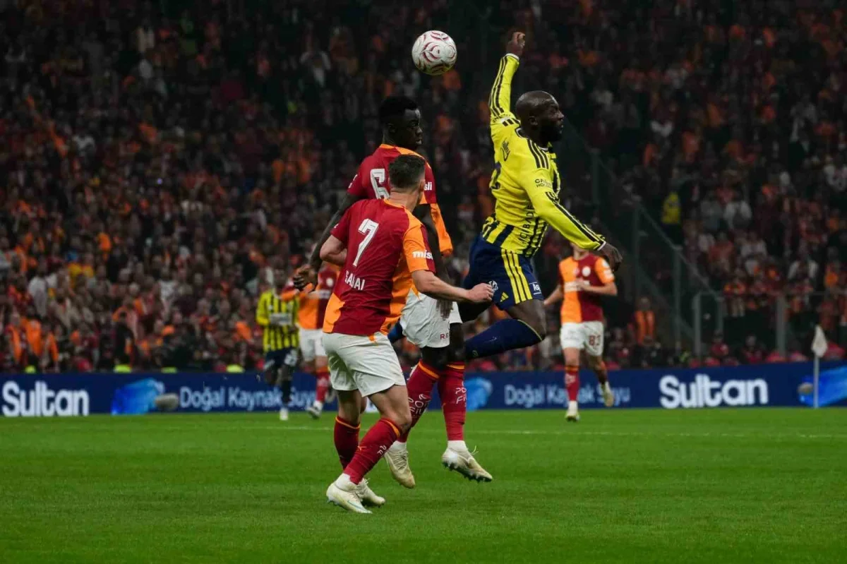 Galatasaray-Fenerbahçe derbisinde ilk yarı 2-0 bitti