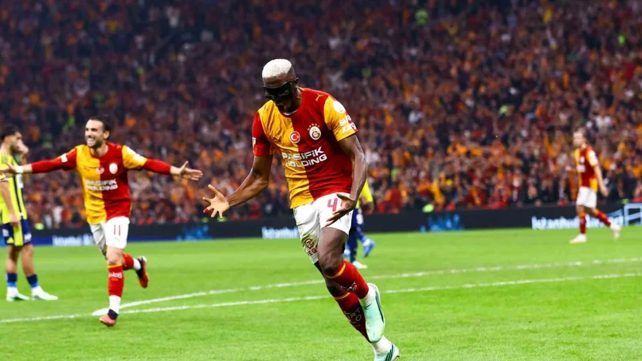 Victor Osimhen Fenerbahçe derbisinde 2 gol attı